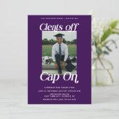 Lila Athlete Abschluss löscht Cap On Einladung (Stehend Vorderseite)