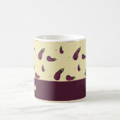 Lila Auberginen auf gelb Kaffeetasse (Mittel)