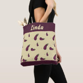 Lila Auberginen auf gelb Tasche (Von Nahem)