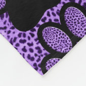 Lila auf der Lila Geparde mit dem Namen der Katze Fleecedecke (Ecke)