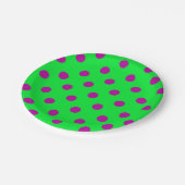 Lila auf grünem Polka-Punkte-Musterdesign Pappteller (Schrägansicht)