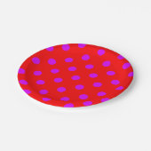 Lila auf Red Polka Dots Design Pappteller (Schrägansicht)