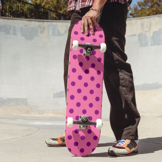 Lila auf rosa Polka Dots Design Skateboard