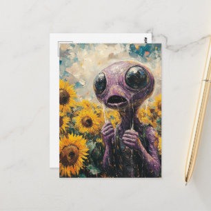 Lila Außerirdischer auf einem Sonnenblumenfeld Postkarte