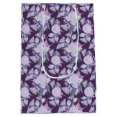 Lila australische Wildblumen-Geschenktasche Mittlere Geschenktüte (Rückseite)