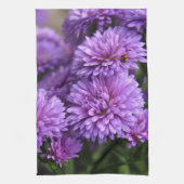 Lila Autum Mums Geschirrtuch (Vertikal)