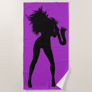 Lila Badetuch mit Saxophone Spielerin Frau