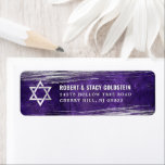 Lila Bar Mitzvah Silver Foil Bold Rücksendeadresse<br><div class="desc">Seien Sie stolz, freuen Sie sich und feiern Sie diesen Meilenstein Ihres Lieblings-Bar Mitzvah, wenn Sie dieses coole, einzigartige, moderne, personalisierte Rücksendelabel verwenden! Metallische silberne Pinselstriche und Stern von David, zusammen mit fett-weißer Typografie, überlagern einen lila, dunklen, ockerfarbenen Hintergrund. Personalisieren Sie den benutzerdefinierten Text mit Ihrem Namen und Ihrer Adresse....</div>