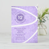 lila Basketball Geburtstagsparty in mädchenhaft Einladung (Stehend Vorderseite)