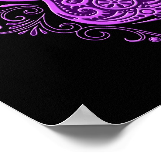 Lila Bass Gitarrendesign auf schwarz Poster (Ecke)