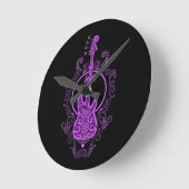 Lila Bass Gitarrendesign auf schwarz Runde Wanduhr (Winkel)