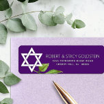 Lila Bat Mitzvah Star der David-Rücksendeadresse<br><div class="desc">Seien Sie stolz, freuen Sie sich und präsentieren Sie diesen Meilenstein Ihres Lieblings-Bat Mitzvah mit diesem raffinierten, personalisierten Rücksendelabel! Ein weißer David-Stern, ein Aquarellblatt und ein moderner San-Serif-Typ überlagern einen lila dunklen Pflaumenhintergrund. Personalisieren Sie den benutzerdefinierten Text mit Ihrem Namen und Ihrer Adresse. Garantiert, um Ihren Korrespondenz stilvollen Spaß zu...</div>