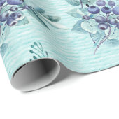 Lila Beeren und Blaue Federn auf tieftürkisfarben Geschenkpapier (Rolleneckpunkt)