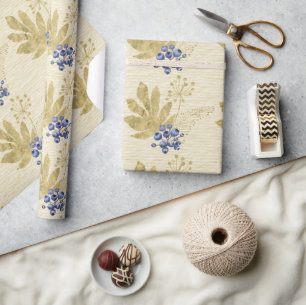 Lila Beeren und goldene Blätter auf blassem Gelb Geschenkpapier