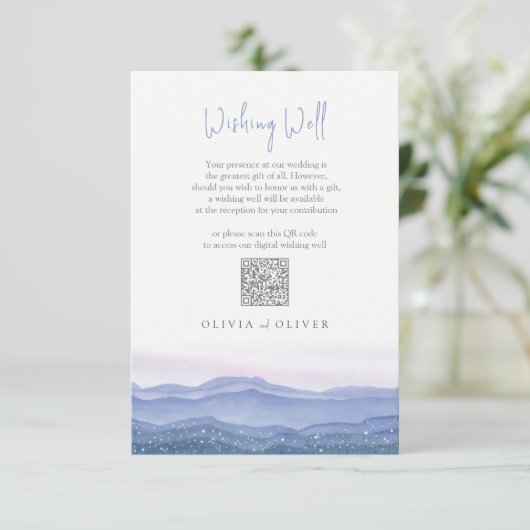 Lila Berge Hochzeitskode Begleitkarte (Stehend Vorderseite)