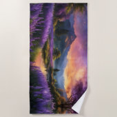 Lila Bergtal Sonnenaufgang Strandtuch (Vorderseite)