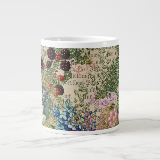 Lila Berries und Rose auf Newsprint Ephemera Jumbo-Tasse (Vorderseite)