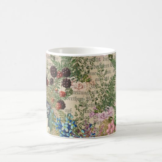 Lila Berries und Rose auf Newsprint Ephemera Kaffeetasse (Mittel)