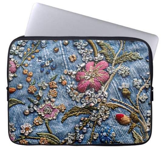 Lila bestickte Blume auf Denim Delight Laptopschutzhülle (Vorderseite)