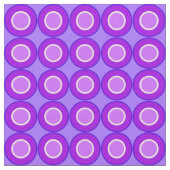 Lila, bittere Donuts mit Lavendel Stoff (Nahaufnahme)