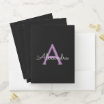 Lila Black Girl Script Monogram Name Modern Bewerbungsmappe<br><div class="desc">Schwarz und Lila Einfach Modern Script Monogram Name Pocket Folder Das macht den perfekten 16 Geburtstag,  Hochzeit,  Brautparty,  Jubiläum,  Babydusche oder Junggeselinnen-Abschied Geschenk für jemanden,  der Lieben glamourösen Luxus und schicke Stile.</div>