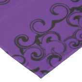 Lila Black Swirl Gothic Wedding Tischdecke (Schrägansicht)