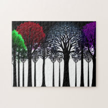 Lila Blätter in grün-rot im Schwarzwald der Silhou