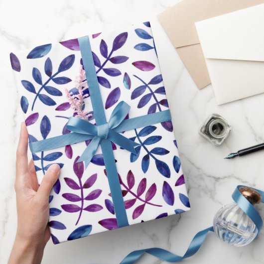 Lila blaue Blätter. Blumenmuster Geschenkpapier (Schenken)