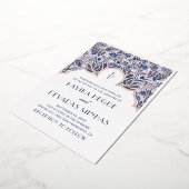 Lila blaue Blüte. Goldmedaille Folieneinladung (Gedreht)