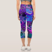 Lila, blaue, moderne Abstrakte Fluid Art Marmorzel Capri Leggings (Rückseite)