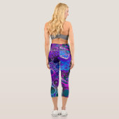 Lila, blaue, moderne Abstrakte Fluid Art Marmorzel Capri Leggings (Rückseite)