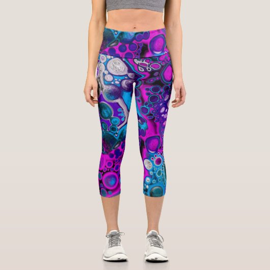 Lila, blaue, moderne Abstrakte Fluid Art Marmorzel Capri Leggings (Vorderseite)