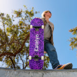Lila blauer Blattblätterblätterblätterblätterblätt Skateboard<br><div class="desc">Mit diesem personalisierten individuelle Name Skateboard können Sie Flair auf Ihren Straßen verbringen. Moderne, trendige, weiße, bedrückte, edgy Typografie überlagert ein lila, rosa und blaues Blattfeuchtigkeitsmuster auf einem reichen, lila Hintergrund. Macht jedes Mal, wenn Sie auf dem Bürgersteig surfen, eine coole und stilvolle Aussage. Ein großartiges Geschenk für jemanden, der...</div>