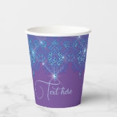 Lila blauer Spitzenausdruck mit elegantem, glänzen Pappbecher (Vorderseite)