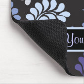 Lila blaues Blumenmonogramm-Muster Mousepad (Ecke)