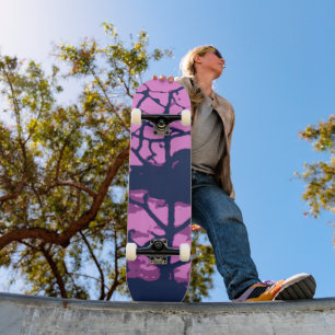 Lila Blick auf das Hawaiianische Ocean Beach Tree  Skateboard