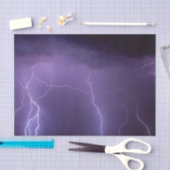 Lila Blitz in einem nächtlichen Donnersturm Seidenpapier (Handwerk)