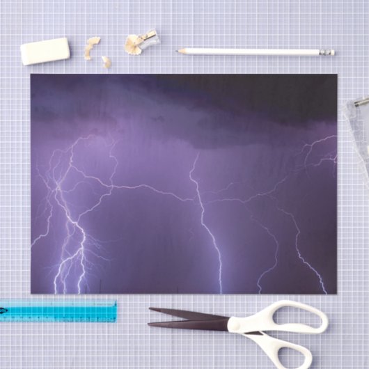 Lila Blitz in einem nächtlichen Donnersturm Seidenpapier (Handwerk)