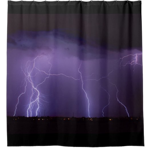 Lila Blitz in einem Nachtwüsten-Gewitter Duschvorhang (Vorderseite)