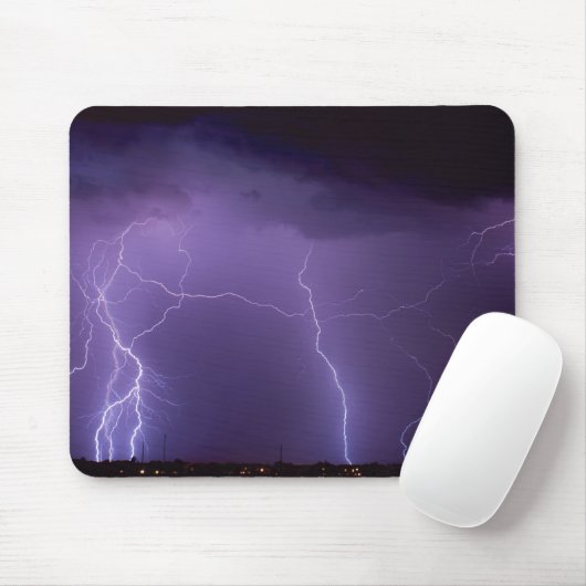 Lila Blitz in einem Nachtwüsten-Gewitter Mousepad (Mit Mouse)