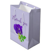 Lila Bloom Floral Mittlere Geschenktüte (Vorderseite Schrägansicht)