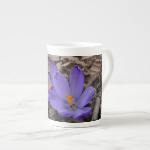 Lila blühendes Woodland Crocus Porzellantasse