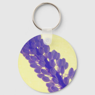 Lila Blume auf gelbem Keychain Schlüsselanhänger