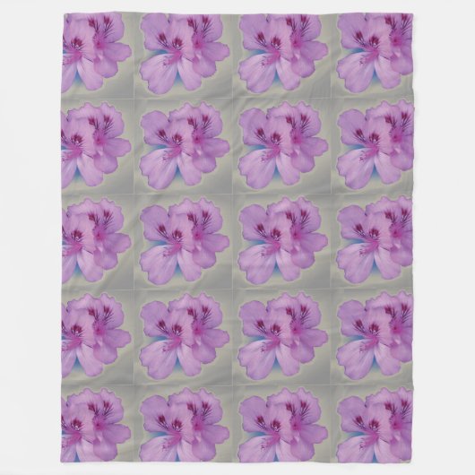 Lila Blume auf silbernes Grau-Fleece-Decke Fleecedecke (Vorderseite)