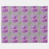 Lila Blume auf silbernes Grau-Fleece-Decke Fleecedecke (Vorderseite (Horizontal))