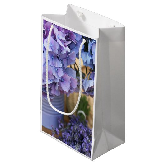 Lila Blume Kleine Geschenktüte (Vorderseite Schrägansicht)