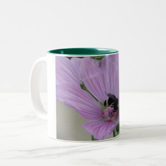 Lila Blume mit Biene Zweifarbige Tasse (Vorderseite Links)