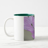 Lila Blume mit Biene Zweifarbige Tasse (Links)