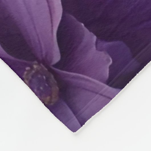 Lila Blume Muster auf weißem Hintergrund Fleecedecke (Ecke)
