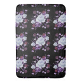 LILA-BLUME, SCHWARZER HINTERGRUND BADEMATTE (Vorderseite Vertikal)